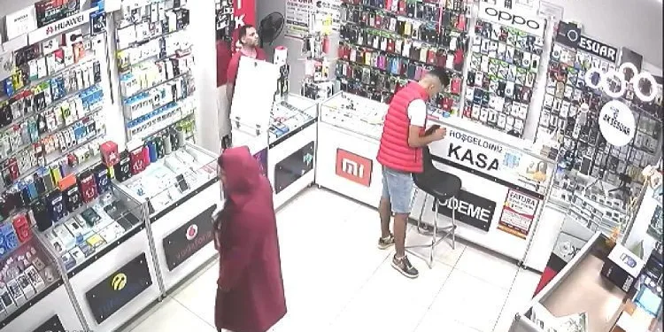 Esenyurt’ta müşteri gibi girdikleri telefoncudan hırsızlık yaptılar