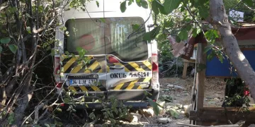 Üsküdar’da okul servisi bir evin bahçesine girdi; hostes yaralandı