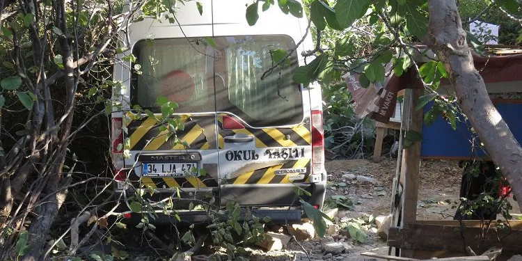 Üsküdar’da okul servisi bir evin bahçesine girdi; hostes yaralandı
