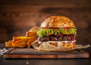 Hamburgerin içinden insan parmağı çıktı