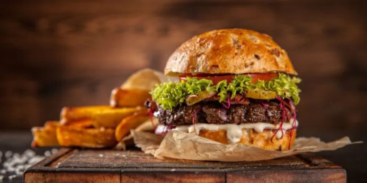 Hamburgerin içinden insan parmağı çıktı
