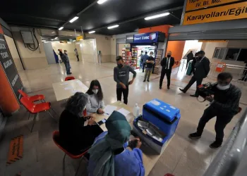Bursa’da metro istasyonlarına aşı standı kuruldu