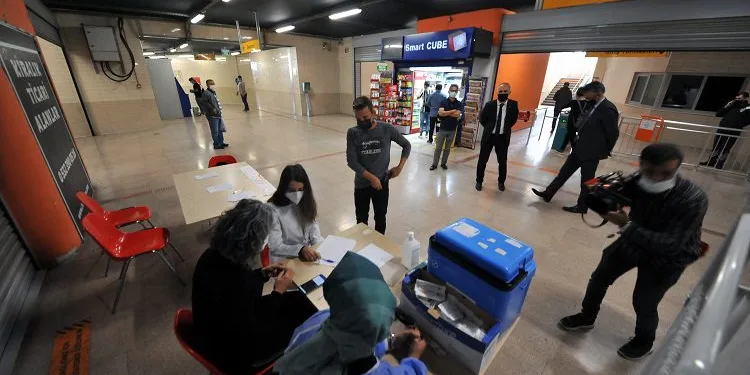 Bursa’da metro istasyonlarına aşı standı kuruldu