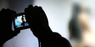 Telefonunda müstehcen çocuk videoları bulunan sanığa hapis