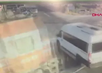 Yük treni işçi servisine çarptı: 6 ölü