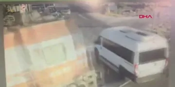 Yük treni işçi servisine çarptı: 6 ölü