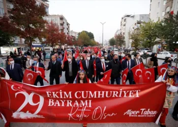 Bursa İnegöl’de Cumhuriyet coşkusu, kortej yürüyüşü ile sokaklara taştı