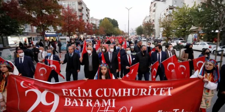 Bursa İnegöl’de Cumhuriyet coşkusu, kortej yürüyüşü ile sokaklara taştı