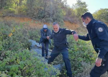 Bursa’da yamaçtan yuvarlanan adamı polis kurtardı