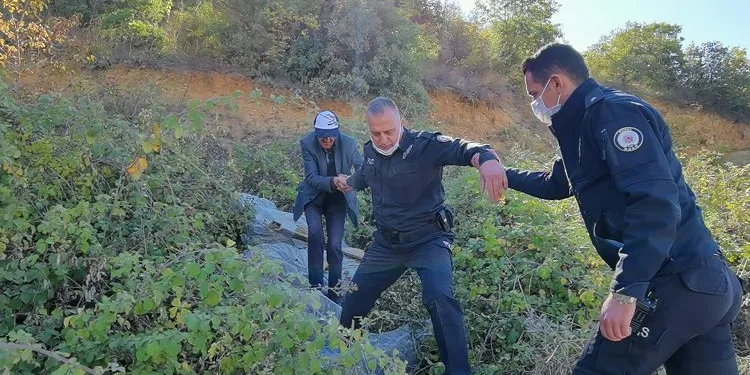 Bursa’da yamaçtan yuvarlanan adamı polis kurtardı