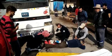 Kamyonunun üzerindeki tomruklarla birlikte düştü