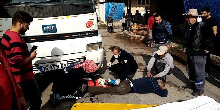 Kamyonunun üzerindeki tomruklarla birlikte düştü