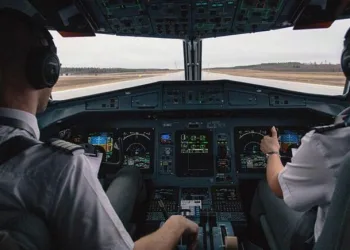 Otele eskort çağıran pilot kovuldu