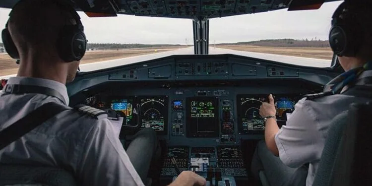 Otele eskort çağıran pilot kovuldu