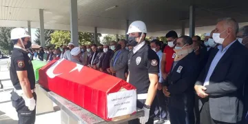 Zincirleme kazada ölen polis memuru ve babası, toprağa verildi