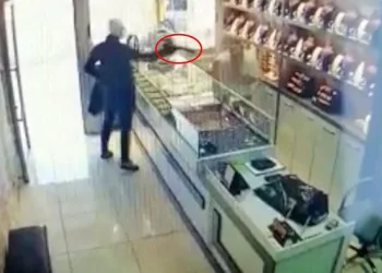 Kuyumcuyu öldürüp 2 kilo altınla kaçtı