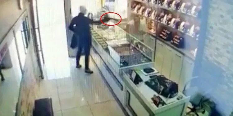 Kuyumcuyu öldürüp 2 kilo altınla kaçtı