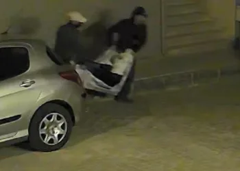 Kameralar saniye saniye kaydetti! Çarşafla taşıdılar