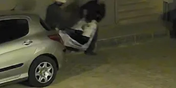 Kameralar saniye saniye kaydetti! Çarşafla taşıdılar