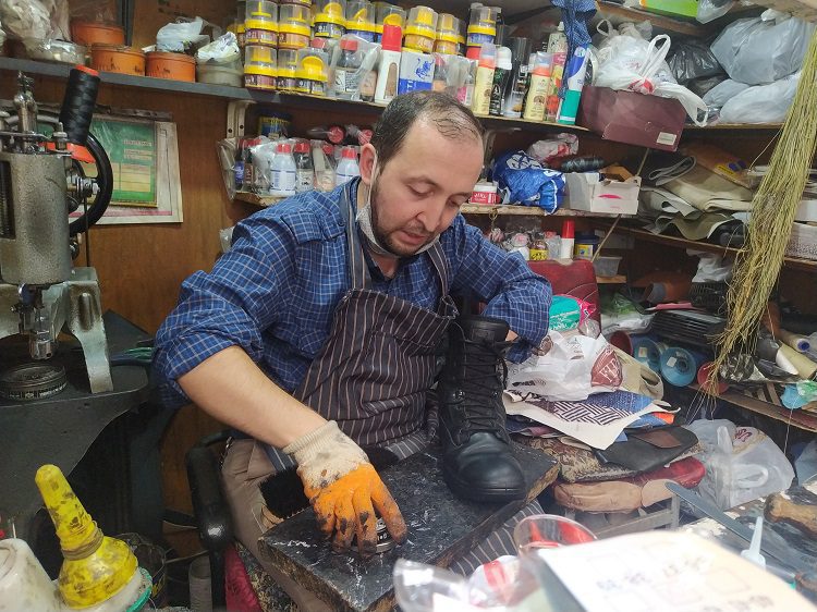 Bursa'da ayakkabı tamircilerinin yüzü güldü