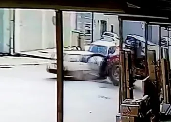 Bursa’da iş makinesinin çelik demirleri otomobile saplandı