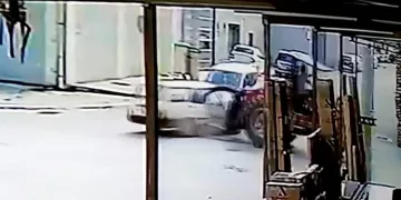 Bursa’da iş makinesinin çelik demirleri otomobile saplandı