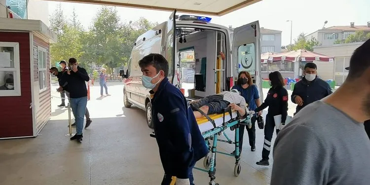 Bursa’da ağaçtan düşen adam ağır yaralandı