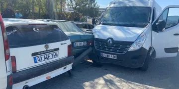 Kontrolden çıkan kamyonet park halindeki 6 otomobile birden çarparak durabildi
