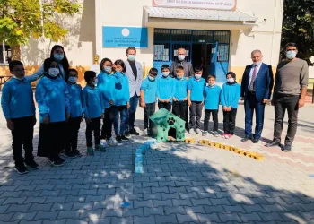 Bursa Büyükorhan’da öğrencilerden can dostlarına mama ve su