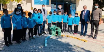 Bursa Büyükorhan’da öğrencilerden can dostlarına mama ve su
