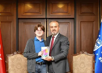 Bursa’da metroda okuyan kazanıyor
