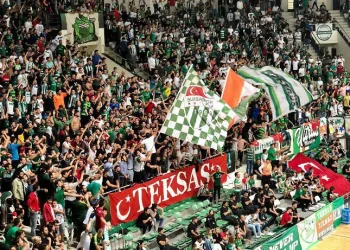 Frutti Extra Bursaspor-IcryPex Beşiktaş maçına taraftardan yoğun ilgi
