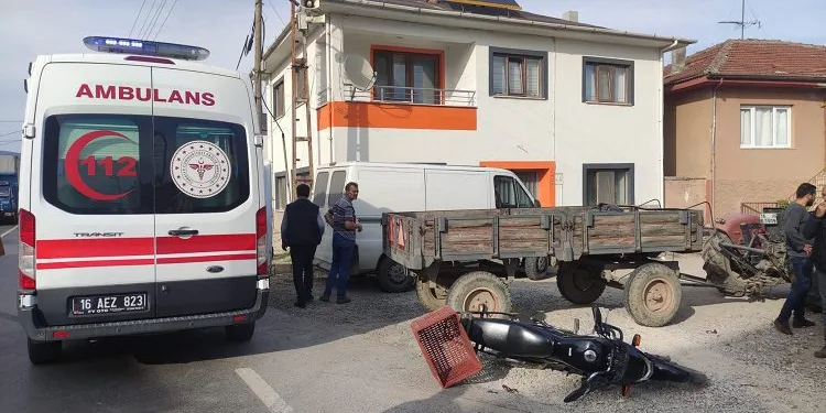 Bursa’da traktör ile motosiklet çarpıştı