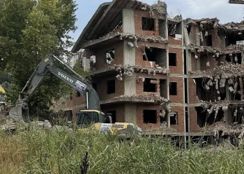 Operatörün yıkmak istediği bina kendiliğinden yıkıldı