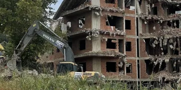 Operatörün yıkmak istediği bina kendiliğinden yıkıldı