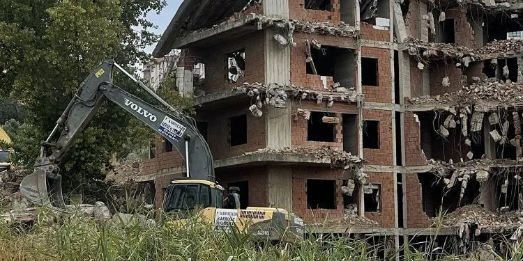 Operatörün yıkmak istediği bina kendiliğinden yıkıldı
