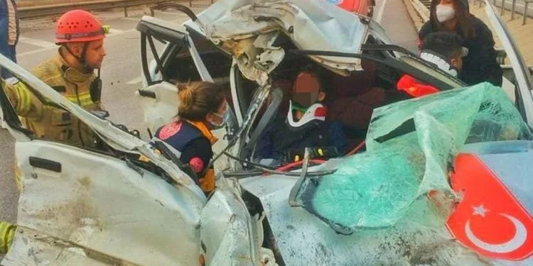 Bursa’da hurdaya dönen araçta sıkıştılar
