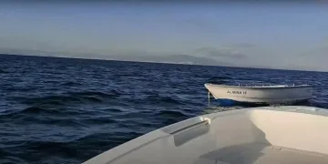 Denizin ortasında bulduğu tekneyi sahibine ulaştırdı