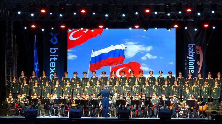 Haluk Levent Rus Kızılordu'yla Bursa'da konser verdi