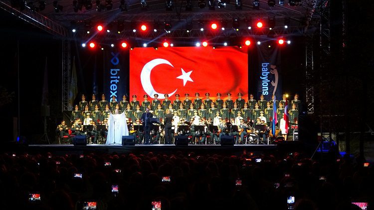 Haluk Levent Rus Kızılordu'yla Bursa'da konser verdi