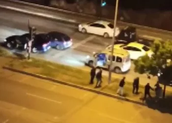 Bursa’da cadde ortasında birbirlerine girdiler