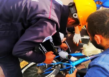 Bursa’da ayağı bisiklete sıkışan çocuğu itfaiye kurtardı
