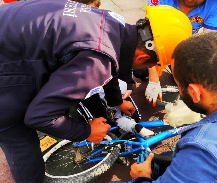 Bursa'da ayağı bisiklete sıkışan çocuğu itfaiye kurtardı