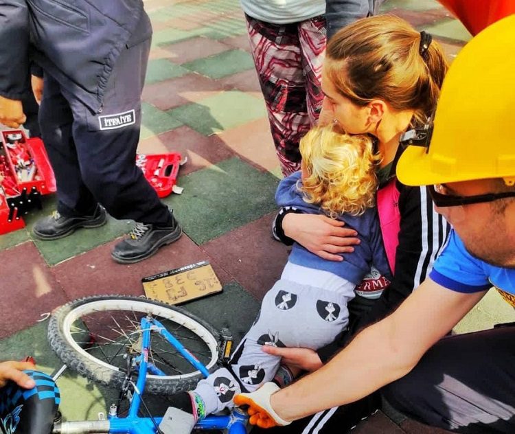 Bursa'da ayağı bisiklete sıkışan çocuğu itfaiye kurtardı