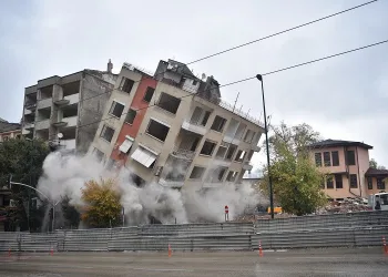 Bursa’da tarihi gölgeleyen 5 katlı bina böyle yıkıldı
