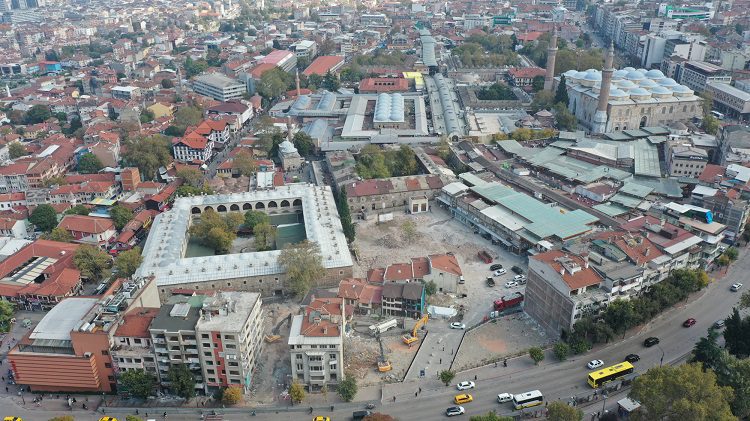 Bursa'da tarihi gölgeleyen 5 katlı bina böyle yıkıldı
