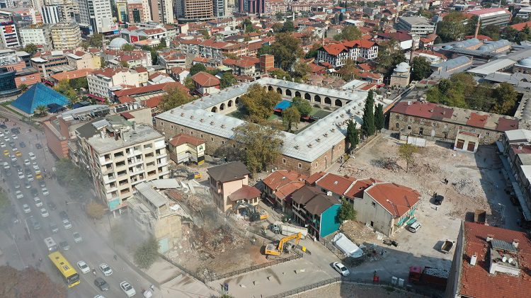 Bursa'da tarihi gölgeleyen 5 katlı bina böyle yıkıldı