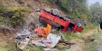 Bursa’da freni patlayan kamyonet şarampole yuvarlandı