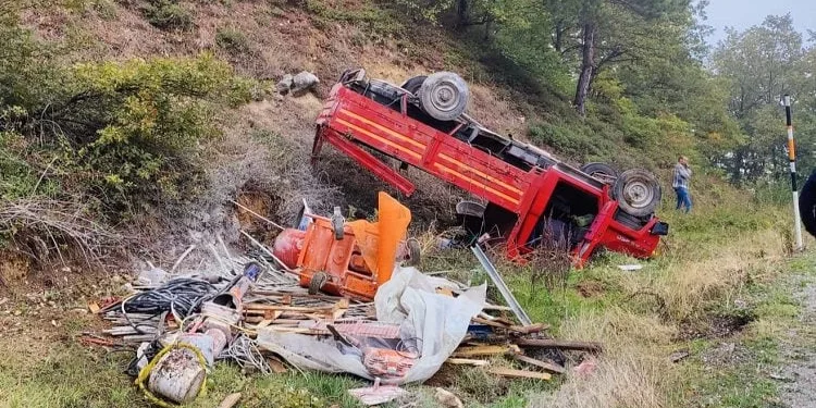 Bursa’da freni patlayan kamyonet şarampole yuvarlandı