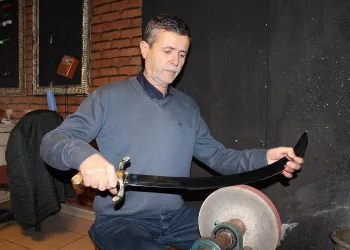 Tarihi dizilerin kılıçları Bursalı ustanın elinden çıkıyor